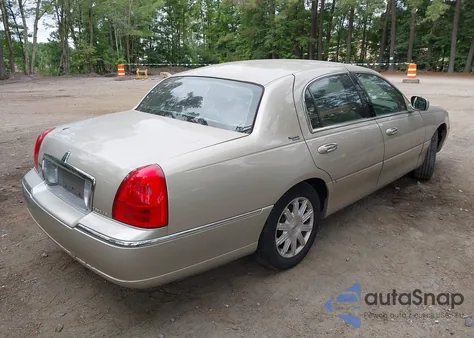 2010 Lincoln Town Car Signature Limited z USA, uszkodzony, nr VIN 2LNBL8CV5AX613980